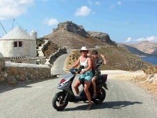 Rijden rond de heuvels van Leros